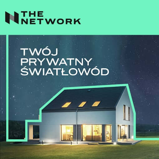 Na grafice znajduje się logo firmy "The Network" umieszczone w lewym górnym rogu, a pod nim napis "Twój prywatny światłowód". Na środku znajduje się nowoczesny, jednorodzinny dom, który jest podświetlony, co tworzy przytulny efekt. W tle widnieje spokojny, nocny krajobraz. Obraz promuje ofertę prywatnego internetu światłowodowego dla domu, podkreślając szybkie i niezawodne połączenie. Kolorystyka jest minimalistyczna, z dominacją zieleni i szarości.