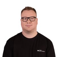 Mężczyzna w okularach, gładko ogolony