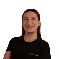 Kobieta, uśmiechnięta długie proste włosy